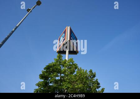 Altbach, Allemagne - 08 mai 2020 : ALDI SÜD est une société de détail qui compte plus de 1770 succursales dans l'ouest et le sud de l'Allemagne. Banque D'Images