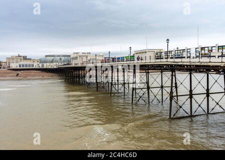 Worthing Pier (1862) est un quai de plaisance victorien, conçu par Sir Robert Rowlinson. Worthing, West Sussex, Angleterre, Royaume-Uni. Banque D'Images