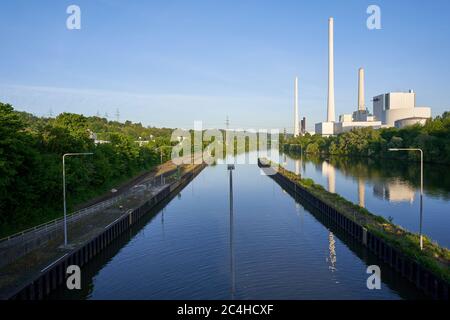 Altbach, Allemagne - 08 mai 2020: La centrale thermique Altbach / Deizisau est une centrale au charbon dur dans le Bade-Wurtemberg. Banque D'Images
