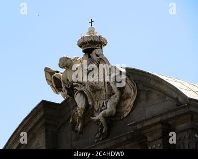 Gros plan de la statue centrale sculptures en pierre sur la Puerta de Alcala Plaza de la Independencia Alcala porte de l'indépendance place dans le centre de Madrid Banque D'Images