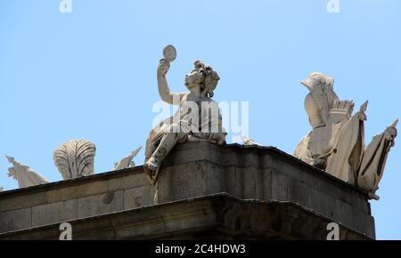 Gros plan de sculptures en pierre sur la Puerta de Alcala Plaza de la Independencia Alcala Gate Independence Square dans le centre de Madrid Banque D'Images