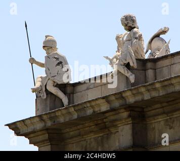 Gros plan de sculptures en pierre sur la Puerta de Alcala Plaza de la Independencia Alcala Gate Independence Square dans le centre de Madrid Banque D'Images