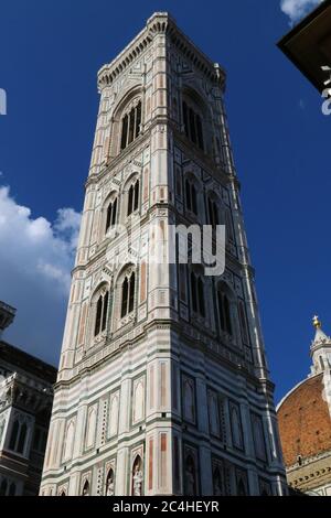 Santa Maria dans la tour Fiore de Giotto détail, grand angle tourné d'en dessous, Florence, Italie, site du patrimoine mondial Banque D'Images