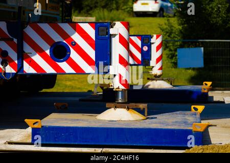 Stabilisateurs hydrauliques rayés rouge et blanc sur la grue mobile Banque D'Images