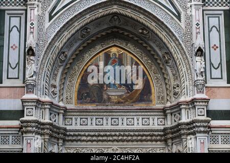 Mosaïque de la lunette droite de la cathédrale Santa Maria à Fiore dans la soirée, parties dorées qui reflètent la lumière du coucher du soleil, Florence, Italie Banque D'Images