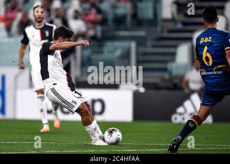 Turin, Italie - 26 juin 2020: TURIN, ITALIE - 26 juin 2020: Paulo Dybala de Juventus FC marque un but lors de la série A match de football entre Juventus FC et US Lecce. (Photo de Nicolò Campo/Sipa USA) Juventus FC a remporté 4-0 victoires sur US Lecce. Crédit: Nicolò Campo/Alay Live News Banque D'Images