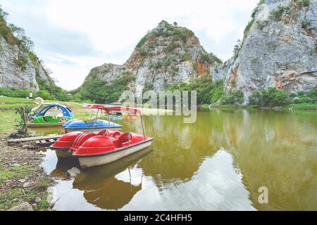 Belle montagne en pierre 'Parc de pierre de Khao Ngu' dans la province de Ratchaburi, Thaïlande. Banque D'Images