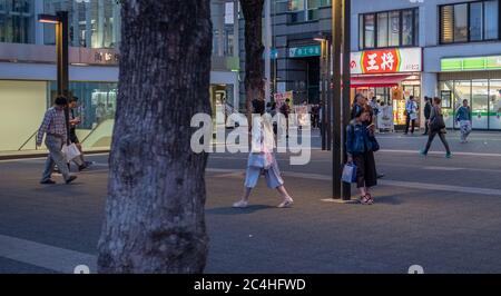 Personnes dans la rue de la ville de Kawasaki, Kanagawa, Japon Banque D'Images