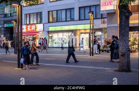 Personnes dans la rue de la ville de Kawasaki, Kanagawa, Japon Banque D'Images
