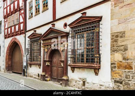 La Maison zum Gueldenen Kroenbacken est une ancienne propriété commerciale située à Michaelisstrasse 10 dans la vieille ville d'Erfurt, capitale de la Thuringe, Allemagne, Europe Banque D'Images