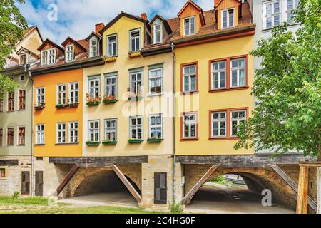 Vue du sud sur les maisons à colombages du Kraemerbruecke (pont des marchands), Erfurt, Thuringe, Allemagne, Europe Banque D'Images