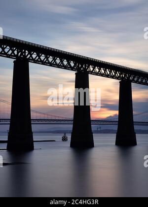 Forth Rail Bridge au milieu de l'été au crépuscule Banque D'Images