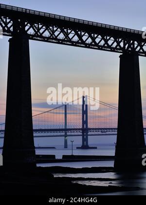 Forth Rail Bridge au milieu de l'été au crépuscule Banque D'Images