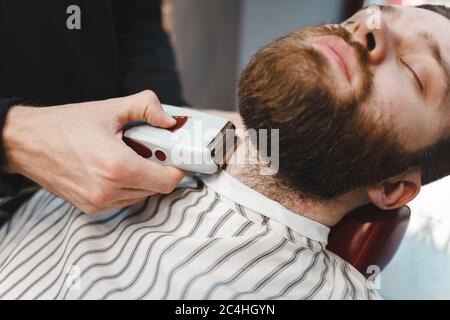 Barber Master utilise un rasoir électrique Banque D'Images