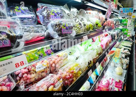 Taipei, Taïwan - 1er JUIN 2020 : divers légumes et produits agricoles en rayon dans le supermarché. Taipei, Taïwan. Banque D'Images