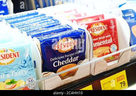 Taipei, Taïwan - 1er JUIN 2020 : divers fromages et produits laitiers en rayon dans le supermarché. Taipei, Taïwan. Banque D'Images