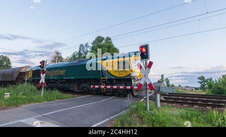 Allemagne , Krimnitz , 02.06.2020 , UN train de Freightliner au niveau du passage à niveau Banque D'Images