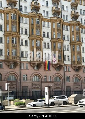 Moskau, Russie. 27 juin 2020. Un drapeau arc-en-ciel a été hissé à l'ambassade américaine. Malgré les critiques du Kremlin, les diplomates occidentaux de Moscou ont lancé une nouvelle campagne conjointe pour les droits des homosexuels et des autres minorités. Après l'ambassade américaine le 25.06.2020, l'ambassade britannique à Moscou a également levé un drapeau arc-en-ciel pour défendre la tolérance. Crédit : Ulf Mauder/dpa/Alay Live News Banque D'Images