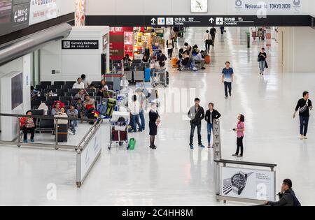 Personnes au terminal des arrivées de l'aéroport international de Narita, Tokyo, Japon Banque D'Images