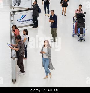 Personnes au terminal des arrivées de l'aéroport international de Narita, Tokyo, Japon Banque D'Images