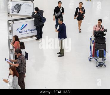 Personnes au terminal des arrivées de l'aéroport international de Narita, Tokyo, Japon Banque D'Images