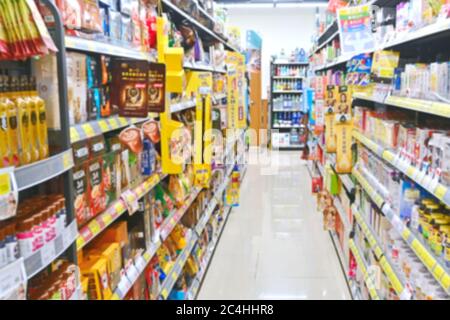 Résumé allée de supermarché floue avec étagères colorées comme arrière-plan. Banque D'Images