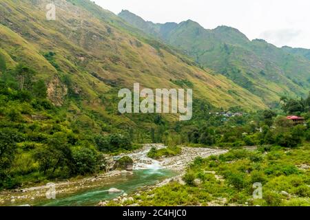 Une rivière de montagne, Gushaini, vallée de Tirthan, Himachal Pradesh, Inde Banque D'Images