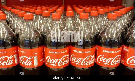 Coca-Cola Boles vu dans un supermarché Carrefour à Marseille.James Quincey, le PDG du géant mondial a annoncé dans une déclaration que la société Coca-Cola avait à son tour cessé de faire de la publicité sur les réseaux sociaux pendant 30 jours pour protester contre la haine et le racisme sur les réseaux sociaux. Banque D'Images