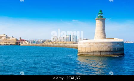 Paysage avec phare de Saint-Elmo et panorama de Sliema, Malte Banque D'Images