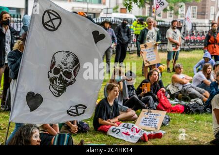 Londres, Royaume-Uni. 27 juin 2020. La Rebellion d'extinction sentier de la Rebel marcheurs et la protestation contre HS2 arrive à la fin de son voyage, qui a impliqué la marche le long de l'itinéraire proposé. Le « verrouillage » facilité se poursuit pour l'épidémie de coronavirus (Covid 19) à Londres. Crédit : Guy Bell/Alay Live News Banque D'Images