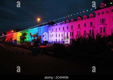 Llandudno , pays de Galles 26 juin 2020. La promenade de Llandudno a été illuminée dans les couleurs de l'arc-en-ciel jeudi soir pour soutenir les travailleurs de soins pendant la pandémie du coronavirus. Le bâtiment le long de la promenade a été illuminé pour montrer l'appréciation au personnel du NHS, aux travailleurs de soins et aux autres travailleurs clés crédit : Mike Clarke Alay Live News Banque D'Images