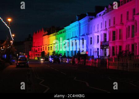 Llandudno , pays de Galles 26 juin 2020. La promenade de Llandudno a été illuminée dans les couleurs de l'arc-en-ciel jeudi soir pour soutenir les travailleurs de soins pendant la pandémie du coronavirus. Le bâtiment le long de la promenade a été illuminé pour montrer l'appréciation au personnel du NHS, aux travailleurs de soins et aux autres travailleurs clés crédit : Mike Clarke Alay Live News Banque D'Images