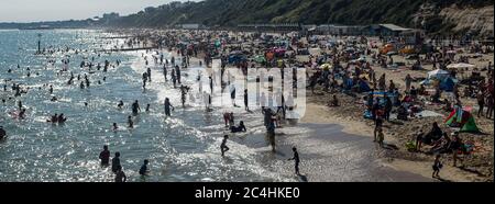 Bournemouth, Royaume-Uni. 25 juin 2020. Les amateurs de plage profitent du soleil et du beau temps sur la plage de Bournemouth avant la première mise en œuvre des mesures de confinement en Grande-Bretagne lors de la nouvelle pandémie du coronavirus COVID-19. Crédit : SOPA Images Limited/Alamy Live News Banque D'Images
