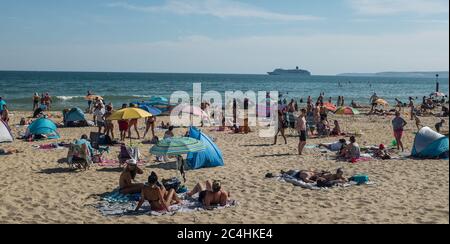 Bournemouth, Royaume-Uni. 25 juin 2020. Les amateurs de plage profitent du soleil et du beau temps sur la plage de Bournemouth avant la première mise en œuvre des mesures de confinement en Grande-Bretagne lors de la nouvelle pandémie du coronavirus COVID-19. Crédit : SOPA Images Limited/Alamy Live News Banque D'Images