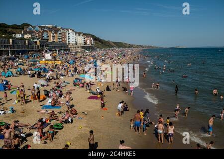 Bournemouth, Royaume-Uni. 25 juin 2020. Les amateurs de plage profitent du soleil et du beau temps sur la plage de Bournemouth avant la première mise en œuvre des mesures de confinement en Grande-Bretagne lors de la nouvelle pandémie du coronavirus COVID-19. Crédit : SOPA Images Limited/Alamy Live News Banque D'Images