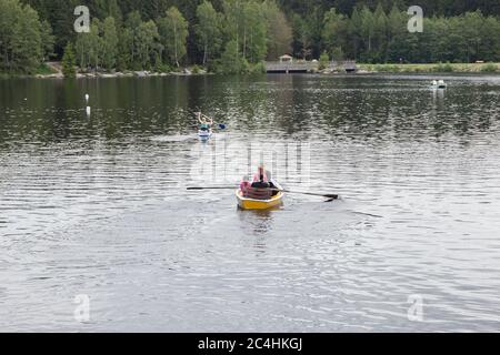 Fichtelberg, Allemagne. 21 juin 2020. Fichtelgebirge, Allemagne 21.06.2020: Images symboliques - 2020 vacanciers cherchent à se détendre dans la crise de la corona en bateau sur le Fichtelsee. | utilisation dans le monde crédit : dpa/Alay Live News Banque D'Images