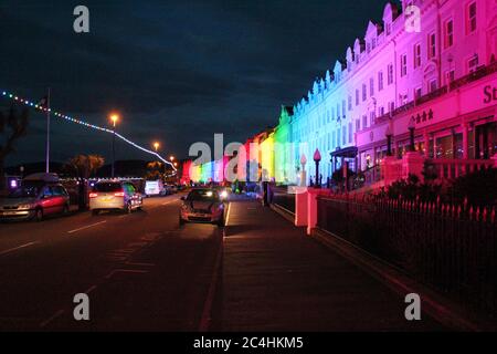 Llandudno , pays de Galles 26 juin 2020. La promenade de Llandudno a été illuminée dans les couleurs de l'arc-en-ciel jeudi soir pour soutenir les travailleurs de soins pendant la pandémie du coronavirus. Le bâtiment le long de la promenade a été illuminé pour montrer l'appréciation au personnel du NHS, aux travailleurs de soins et aux autres travailleurs clés crédit : Mike Clarke Alay Live News Banque D'Images