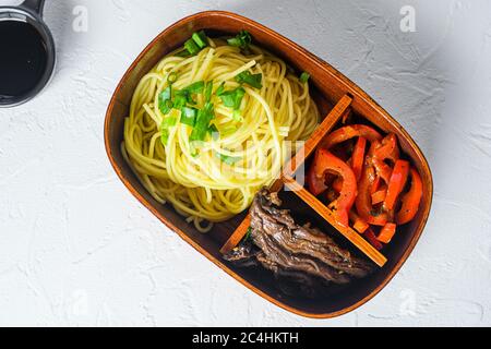 Vue de dessus de la boîte à repas Bento Beef Noodles sur la table blanche. Banque D'Images