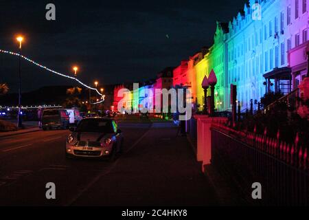 Llandudno , pays de Galles 26 juin 2020. La promenade de Llandudno a été illuminée dans les couleurs de l'arc-en-ciel jeudi soir pour soutenir les travailleurs de soins pendant la pandémie du coronavirus. Le bâtiment le long de la promenade a été illuminé pour montrer l'appréciation au personnel du NHS, aux travailleurs de soins et aux autres travailleurs clés crédit : Mike Clarke Alay Live News Banque D'Images