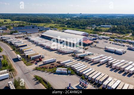 Vue aérienne du centre de transport d'Ahola à Naantali, en Finlande, et de nombreux camions-remorques dehors en été Banque D'Images