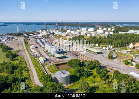 Vue aérienne de la raffinerie de pétrole de Neste à Naantali, Finlande, en été Banque D'Images