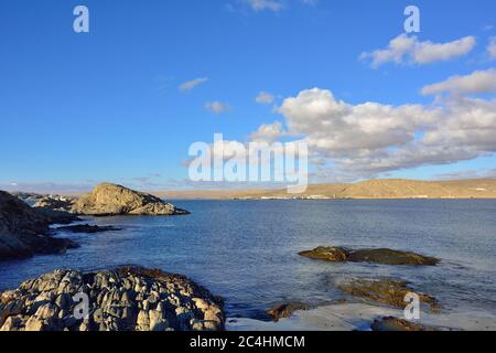 Baie de Luderitz au coucher du soleil. Luderitz est une ville portuaire du sud-ouest de la Namibie, située sur l'une des côtes les moins hospitalières d'Afrique Banque D'Images