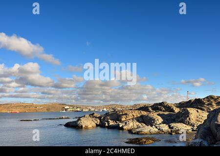 La baie de Luderitz au coucher du soleil, Luderitz est une ville portuaire située sur l'une des côtes les moins hospitalières d'Afrique. Lumière chaude du soir Banque D'Images