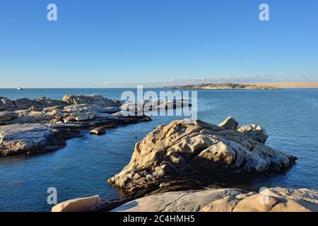 La baie de Luderitz au coucher du soleil, Luderitz est une ville portuaire située sur l'une des côtes les moins hospitalières d'Afrique. Lumière chaude du soir Banque D'Images