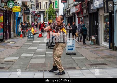 Cork, Irlande. 27 juin 2020. Un homme s'amuse avec un bâton à Cork. 'Gruby Grove', artiste polonais, joue avec le feu depuis 4 ans. Crédit : AG News/Alay Live News Banque D'Images