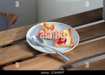 assiette de gâteau de rhubarbe fraîchement cuit sur une table en bois Banque D'Images