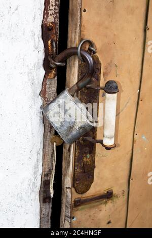 Ancienne serrure avec une clé sur l'ancienne porte en vielle Banque D'Images