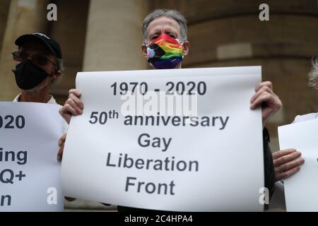 Peter Tatchell (au centre) mène une marche à travers Londres pour marquer le 50e anniversaire du Front de libération gay de Londres. Banque D'Images