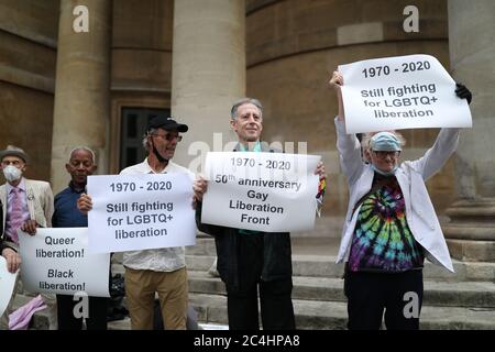 Peter Tatchell (au centre) mène une marche à travers Londres pour marquer le 50e anniversaire du Front de libération gay de Londres. Banque D'Images