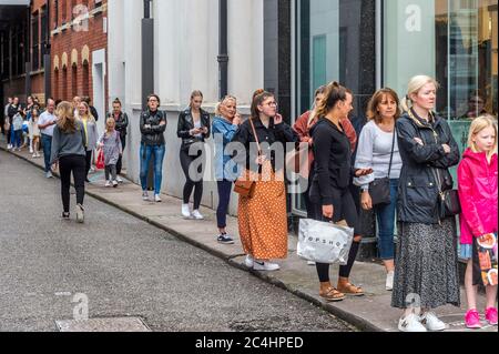 Cork, Irlande. 27 juin 2020. Cork City était occupé avec des acheteurs aujourd'hui, alors que les choses reviennent à une nouvelle normale après le verrouillage du coronavirus. Il y avait une grande file d'attente pour les Penneys à Patrick Street, Cork. Crédit : AG News/Alay Live News Banque D'Images